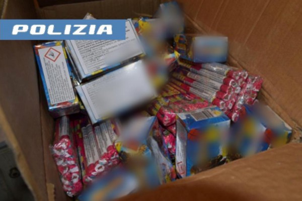 Nasconde nel box 50 kg di fuochi d’artificio. Denunciato un soggetto dalla Polizia di Stato