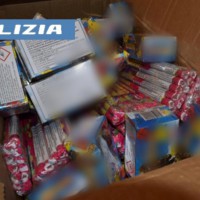 Nasconde nel box 50 kg di fuochi d’artificio. Denunciato un soggetto dalla Polizia di Stato