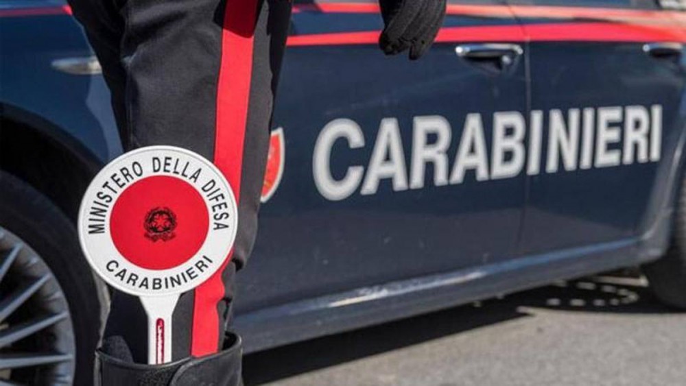 Lo perseguita dopo la fine del matrimonio. L’ultima aggressione nel negozio dell’ex marito. Carabinieri arrestano una 44enne