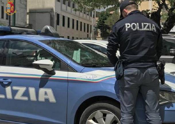 Rapina una donna e tenta la fuga: arrestato dalla Polizia