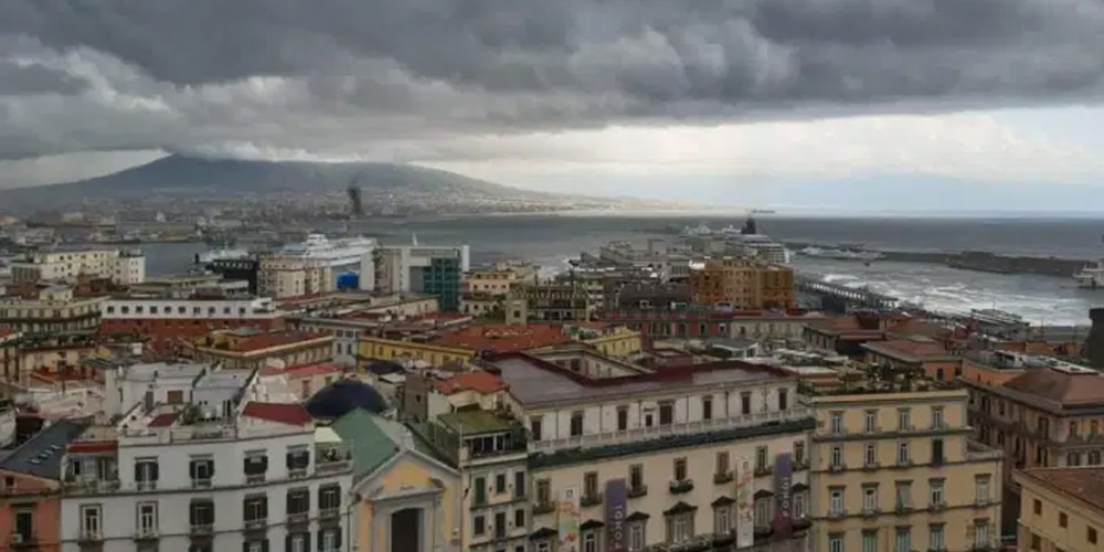 Nubifragio su Napoli, settimana di rovesci e calo di temperature