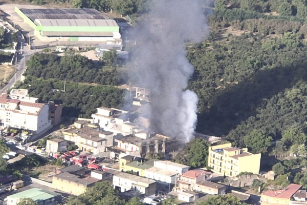 Fiamme all'alba in Via Nuova Sarno. Evacuazioni e allerta fumi