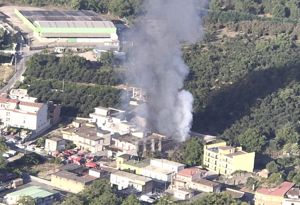 Fiamme all'alba in Via Nuova Sarno. Evacuazioni e allerta fumi