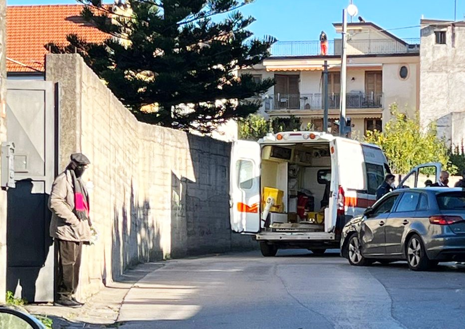 Palma Campania, brutto incidente tra auto in via Canalone: feriti trasportati in ospedale