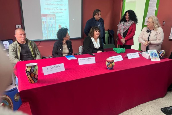 La scuola "De Amicis-Baccelli" inaugura la sua biblioteca, intitolandola ai "Nostri Angeli del 5 Maggio"