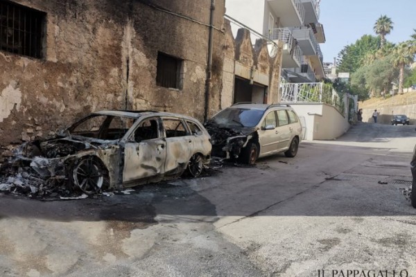 Palma Campania, due auto in fiamme nella notte a Vico