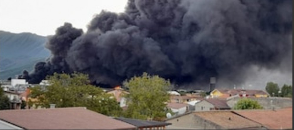 Nube tossica arriva nel  Vesuviano,visibile anche da Palma Campania: in fiamme  una fabbrica di plastica ad Airola