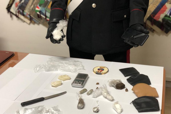 Poggiomarino: Carabinieri arrestano padre e figlio agli arresti domiciliari con droga in casa pronta alla vendita