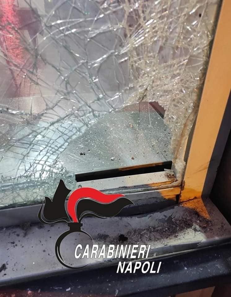 Ordigno davanti alla saracinesca del bar, Carabinieri denunciano 14enne