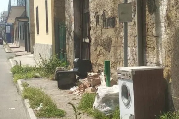 San Gennaro Vesuviano, la fermata del bus è una discarica a cielo aperto