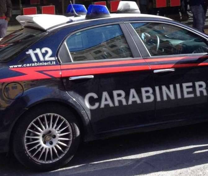 Rapinano pompa di benzina, hanno 16 e 18 anni. Arrestati dai Carabinieri mentre spartiscono il bottino. Sequestrate pistola e moto rubata