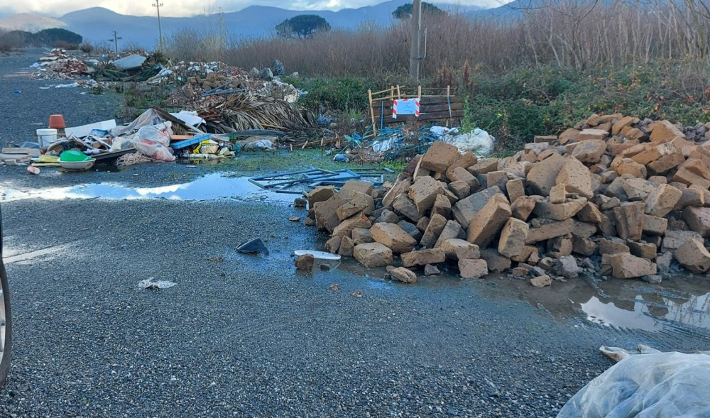 DENUNCIATO PER SVERSAMENTO ILLEGALE. CARABINIERI E GUARDIE AMBIENTALI INTERVENGONO A VIA NAPOLI SEDIARI