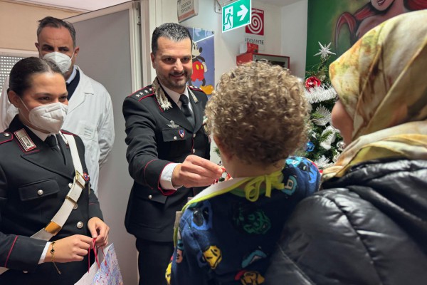 Nola, giocattoli ai bimbi ricoverati in pediatria anche a Natale. L'iniziativa dei Carabinieri