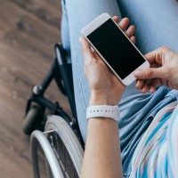 Agevolazioni agli utenti con disabilità su contratti di telefonia per rete fissa, mobile e collegamento internet