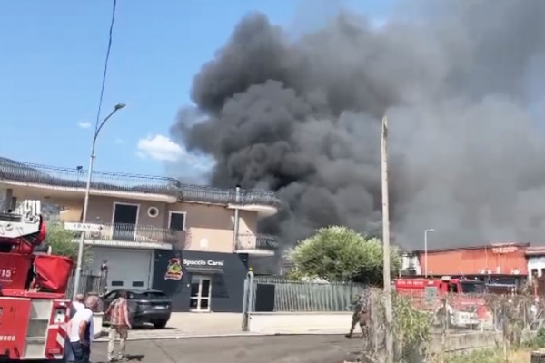 Un incendio devasta la fabbrica dolciaria Ambrosio a Striano: nube tossica visibile a km di distanza