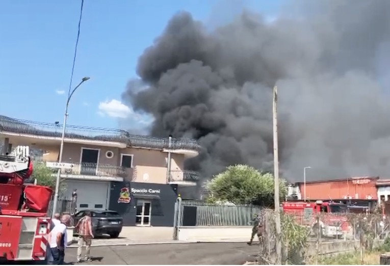 Un incendio devasta la fabbrica dolciaria Ambrosio a Striano: nube tossica visibile a km di distanza