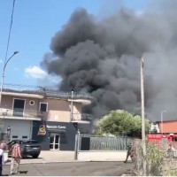Un incendio devasta la fabbrica dolciaria Ambrosio a Striano: nube tossica visibile a km di distanza