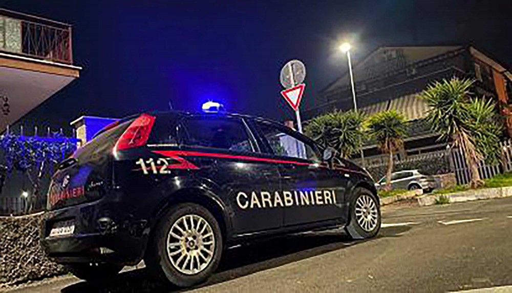 Spara 7 proiettili contro i carabinieri, in strada, tra i passanti. 29enne in manette per tentato omicidio