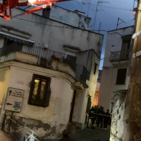 Vigili del Fuoco e Carabinieri chiudono Piazzetta Umberto I