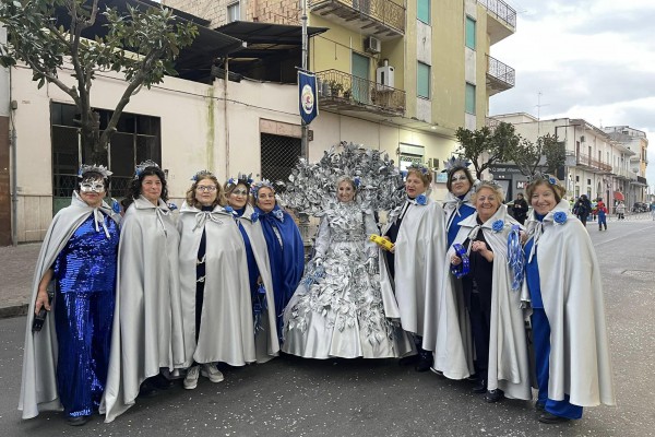 Un Carnevale d'incanto sotto l'Albero della Vita del Centro Sociale "Anni d'Argento"