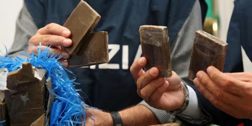 Hashish nella borsa del "delivery": coppia arrestata con un complice