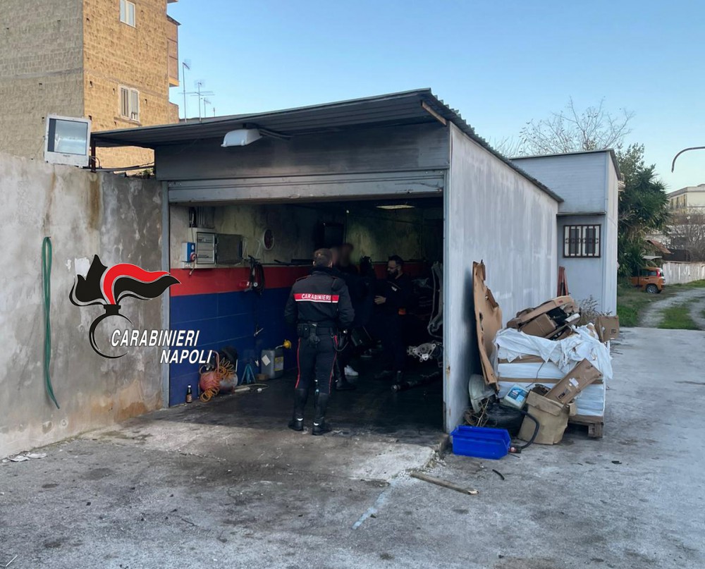 Cimitero di auto rubate circonda officina per smontarle. Carabinieri arrestano 2 persone