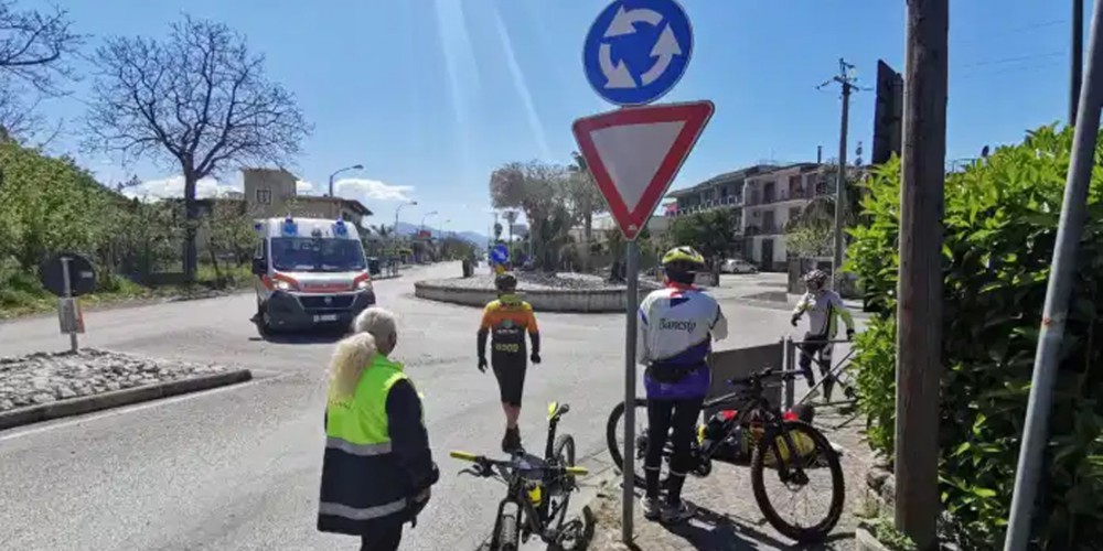 Palma Campania, ciclista cade in strada e finisce in ospedale