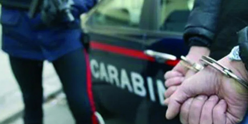 Fugge ad un posto di controllo: 48enne arrestato dopo schianto in auto