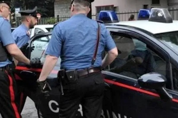 Striano, folle inseguimento in paese: travolta un'utilitaria, Carabinieri arrestano un 51enne