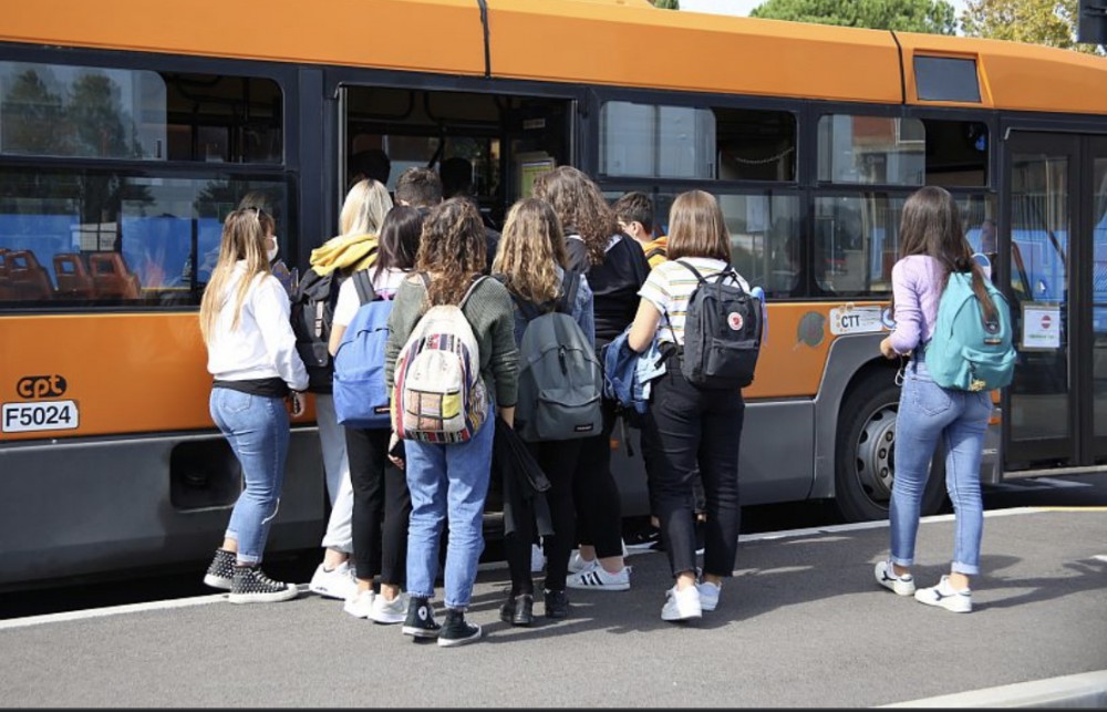 Trasporti, da domani abbonamenti gratuiti per gli studenti