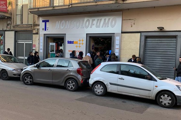 Napoli - Juventus manda in tilt "Non Solo Fumo": ressa di tifosi a Palma Campania, ma i biglietti sono introvabili