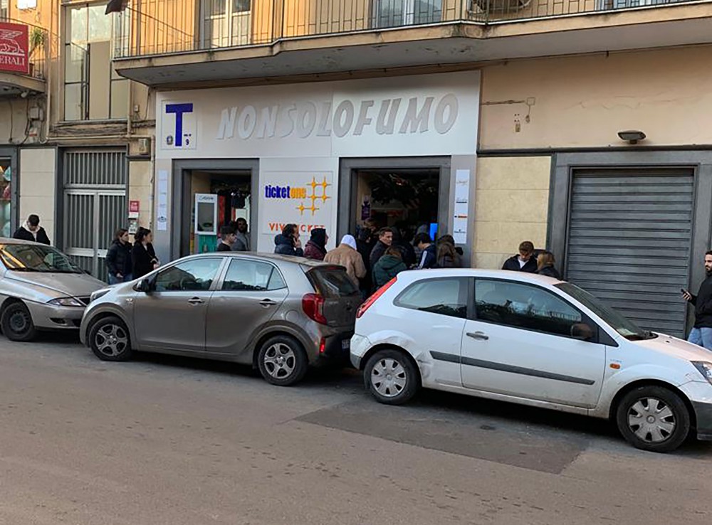 Napoli - Juventus manda in tilt "Non Solo Fumo": ressa di tifosi a Palma Campania, ma i biglietti sono introvabili