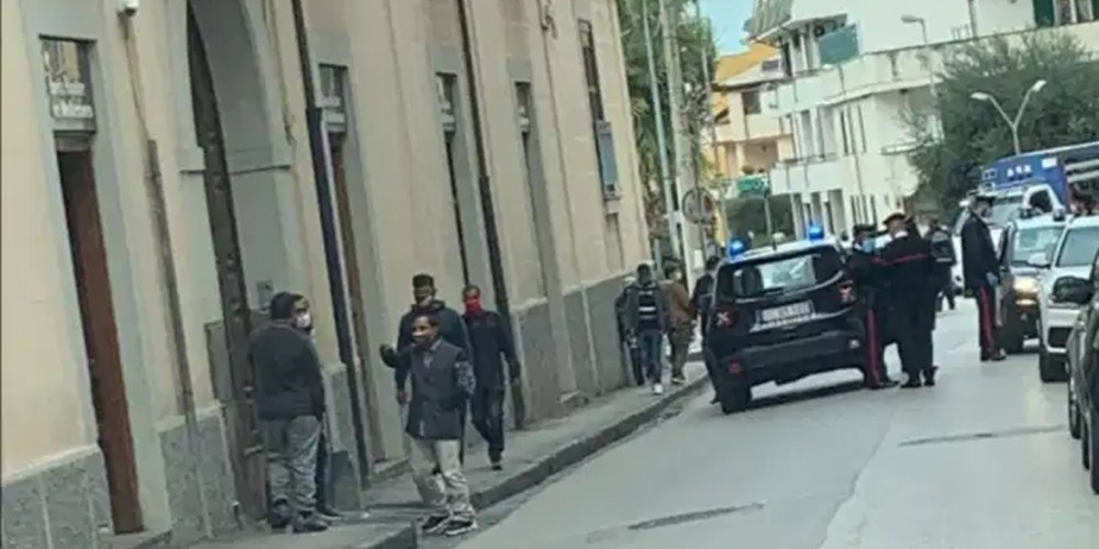 Palma Campania, bengalese accusa un malore e muore in strada