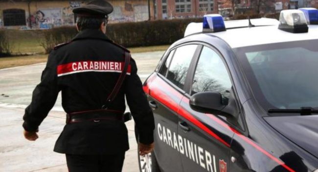 Rapinano colpendo la vittima con una cintura e puntando un'arma. Carabinieri eseguono misura a carico di 2 giovanissimi