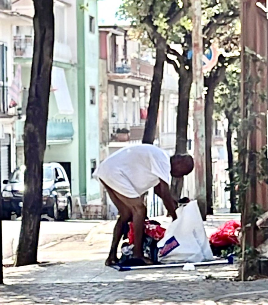 Si spoglia in strada, ricoverato al centro d’igiene mentale