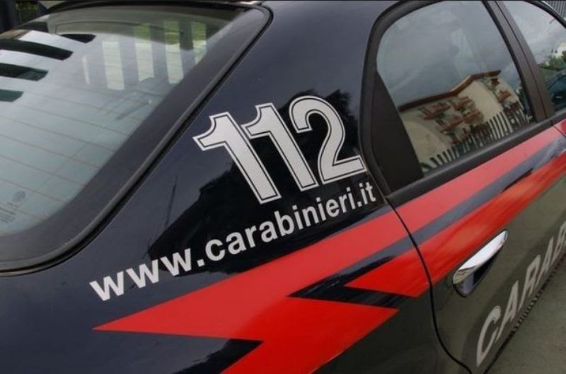 Entra in tabaccheria per le sigarette ma non vuole pagare: Carabinieri denunciano 38enne