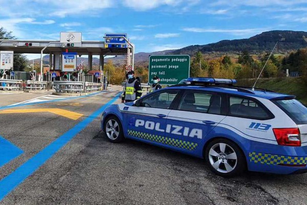 Rapinano il punto ristoro dell’area di servizio in Autostrada: dopo un rocambolesco inseguimento la Polizia di Stato ha tratto in arresto tre ventenni ed un minorenne provenienti dai comuni vesuviani