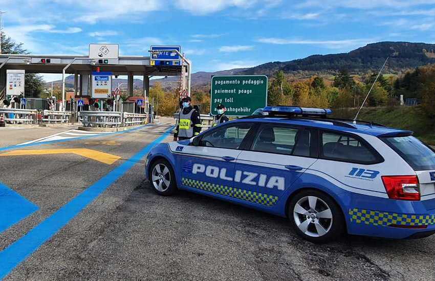 Rapinano il punto ristoro dell’area di servizio in Autostrada: dopo un rocambolesco inseguimento la Polizia di Stato ha tratto in arresto tre ventenni ed un minorenne provenienti dai comuni vesuviani