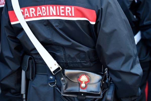 Nei pressi del centro commerciale con dosi, soldi e smartphone: Carabinieri denunciano due 16enni