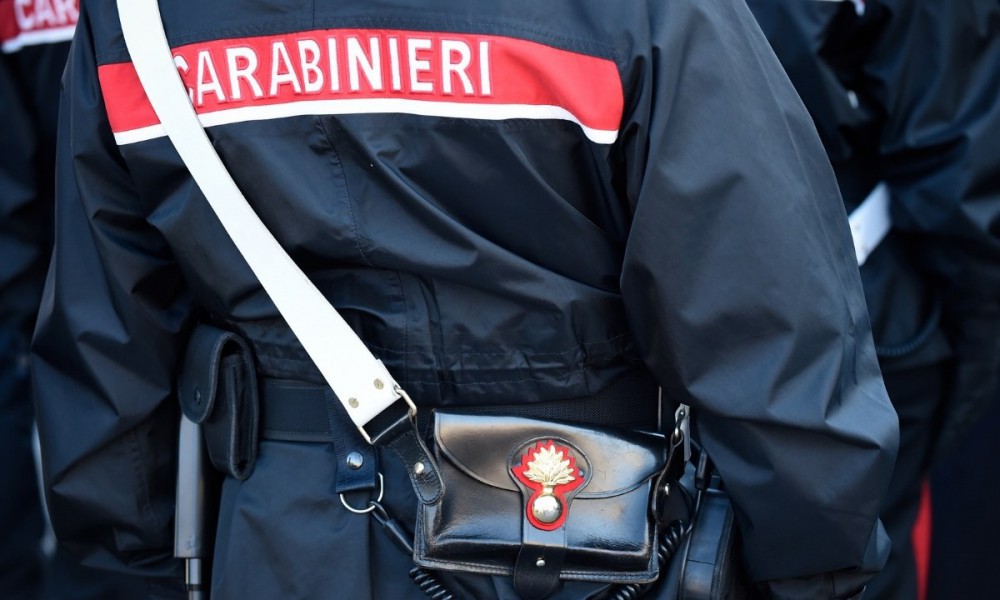 Nei pressi del centro commerciale con dosi, soldi e smartphone: Carabinieri denunciano due 16enni