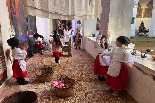 A San Gennaro Vesuviano la magia del Presepe Vivente luccica nel Chiostro del Convento Francescano