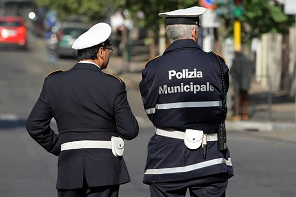 Aggressione a tre vigili urbani: un 47enne nei guai