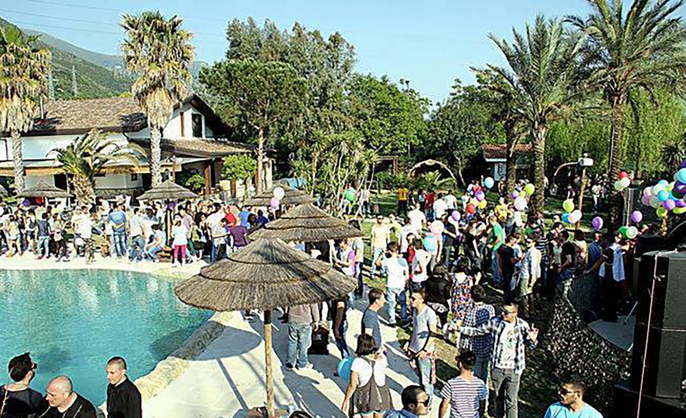 L'estate tramonta sotto le stelle del Makumba Beach Club di Palma Campania