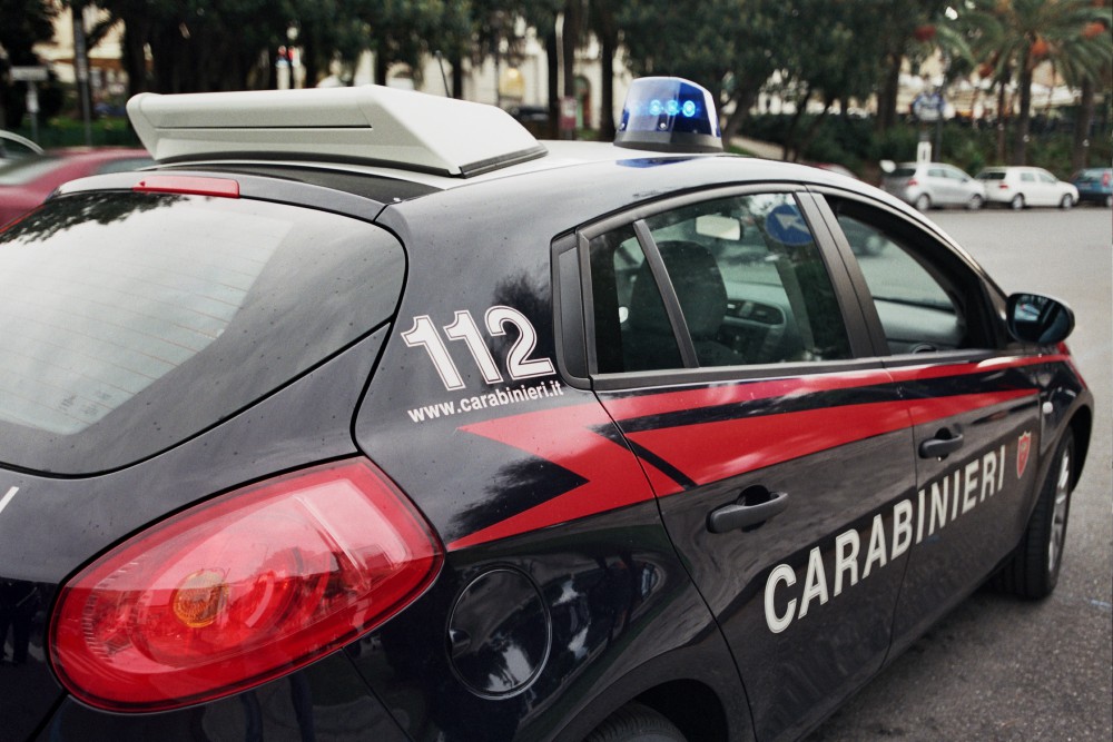 Furto in farmacia e fuga per 10 chilometri: due persone arrestate dai Carabinieri