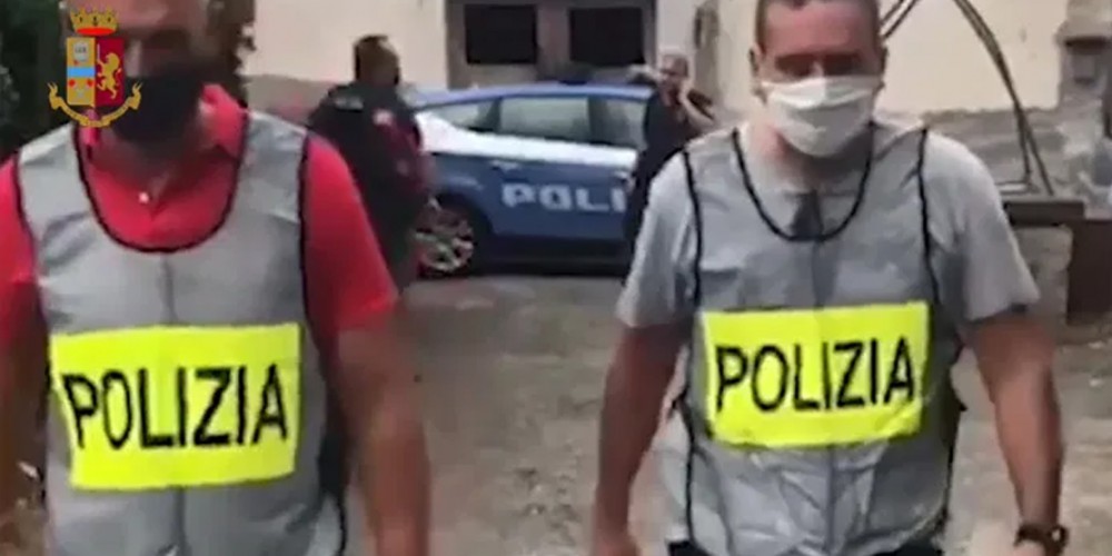 VIDEO - Blitz della Polizia: scoperta una serra per coltivare piante di marijuana