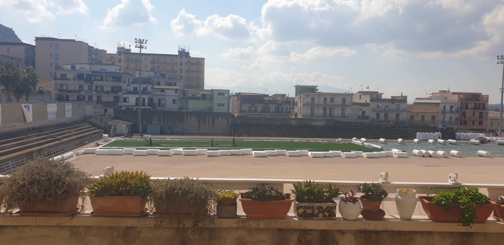 Spunta il primo 'verde' allo stadio Comunale di Palma Campania: partita la messa in posa dell'erba sintetica