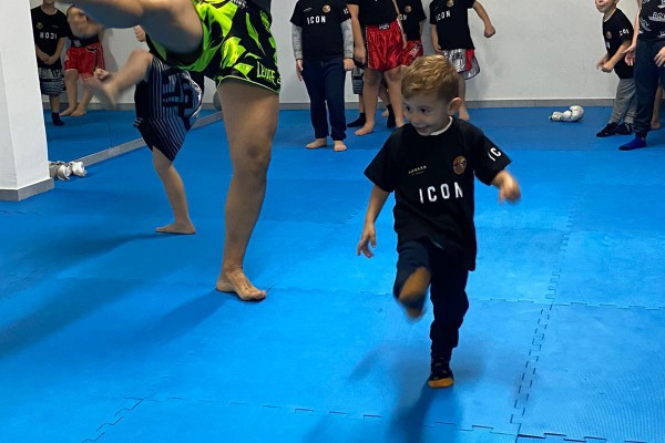 Mi Alleno con Papà: alla palestra Ferrara Fit Kombat un'interessante seduta in famiglia per imparare insieme il kung fu