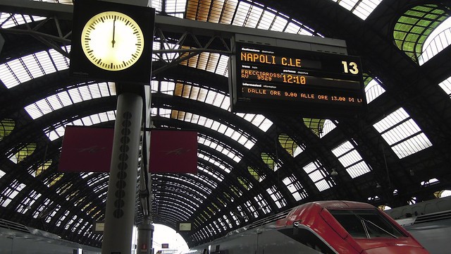 Otto pistole nuove nel trolley rosa, 37enne arrestato dai Carabinieri appena uscito dal treno