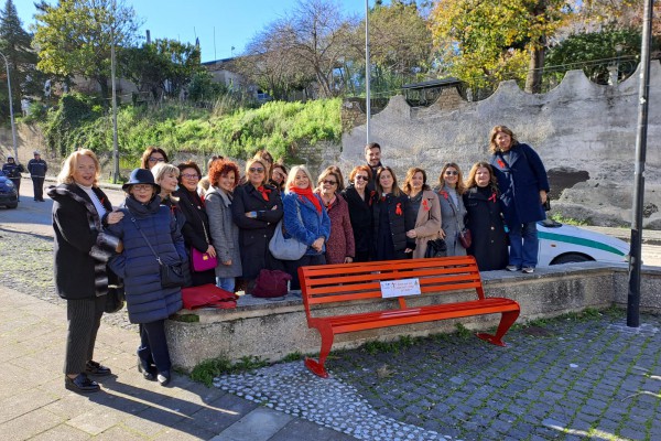 No alla violenza sulle donne: la Fidapa inaugura con il sindaco Donnarumma una panchina rossa a Vico