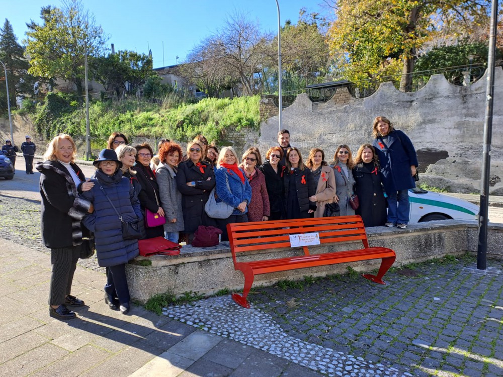 No alla violenza sulle donne: la Fidapa inaugura con il sindaco Donnarumma una panchina rossa a Vico